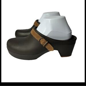 Crocs Sarah Clog Womens 8 Brown Slip On Heels Buckle Strap Mule Casual Work